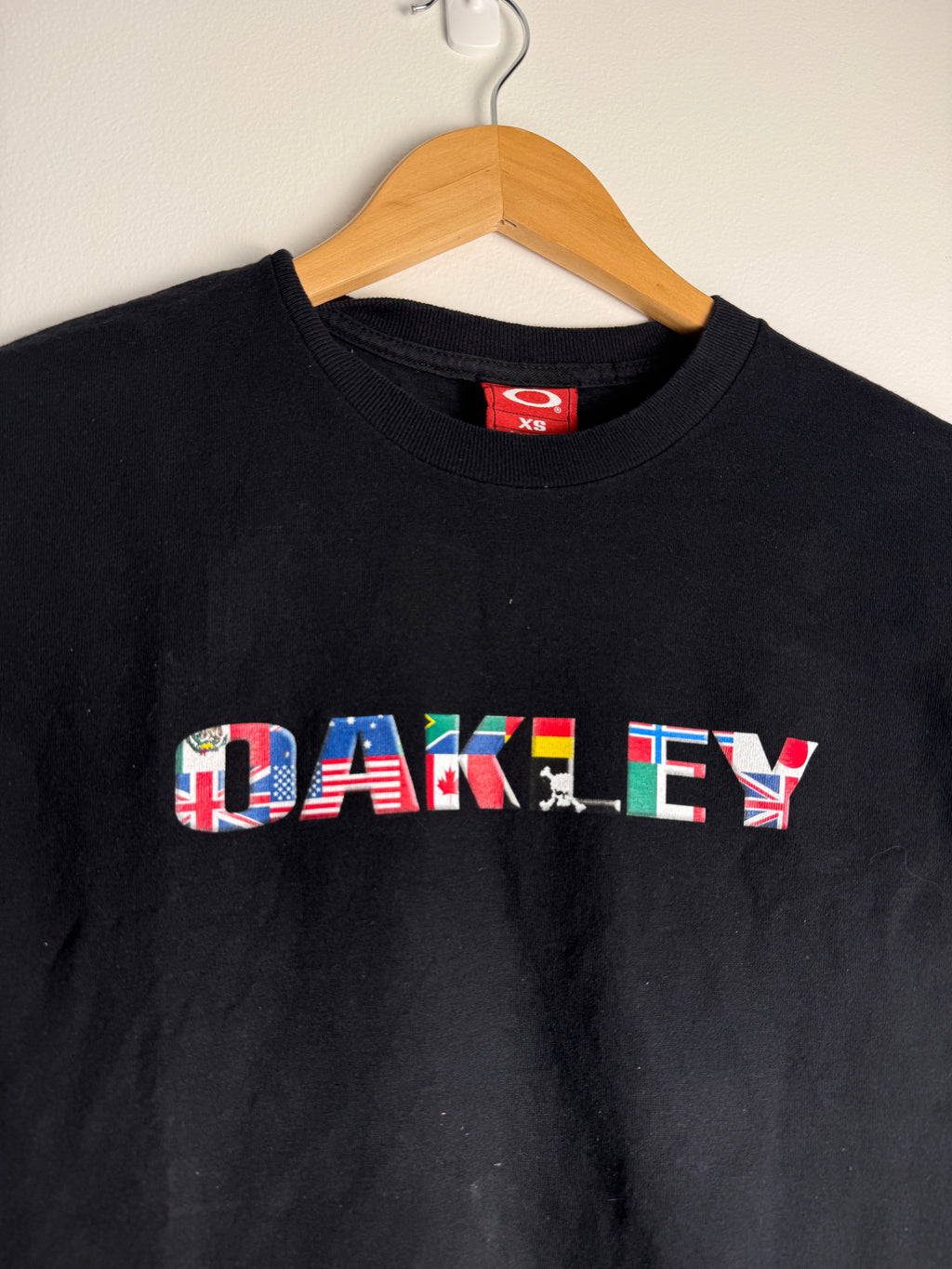 Vintage Oakley Worldwide Flags SpellOut T-Shirt - S
