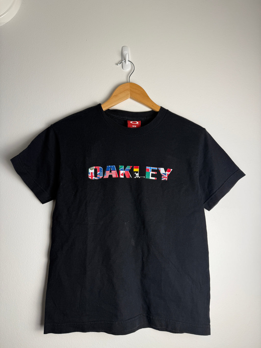 Vintage Oakley Worldwide Flags SpellOut T-Shirt - S